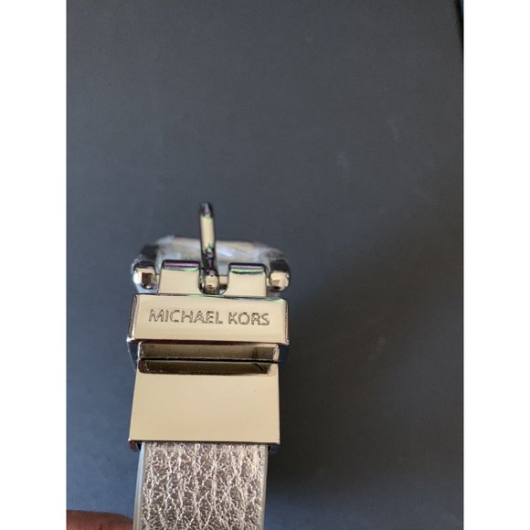 Michael Kors MK Women's M Thin Silver Metallic Belt Adjustable Faux Leather NEW - Picture 5 of 5